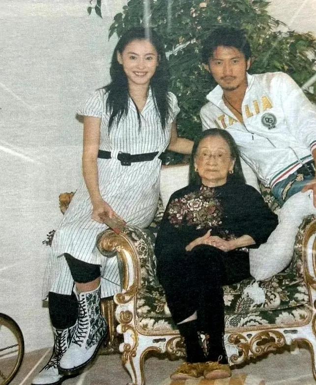 2007年，谢霆锋与他当时怀孕的妻子张柏芝，一同前往温哥华，探望了谢霆锋的奶奶谢