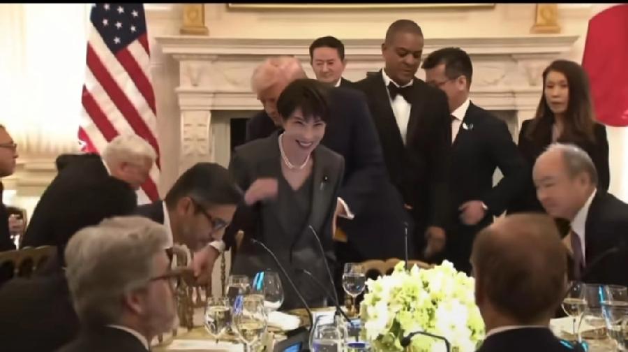 特朗普与高市早苗晚宴，亲自扶椅子，小型圆桌分餐，每人一个长话筒，更像工作餐叙会，