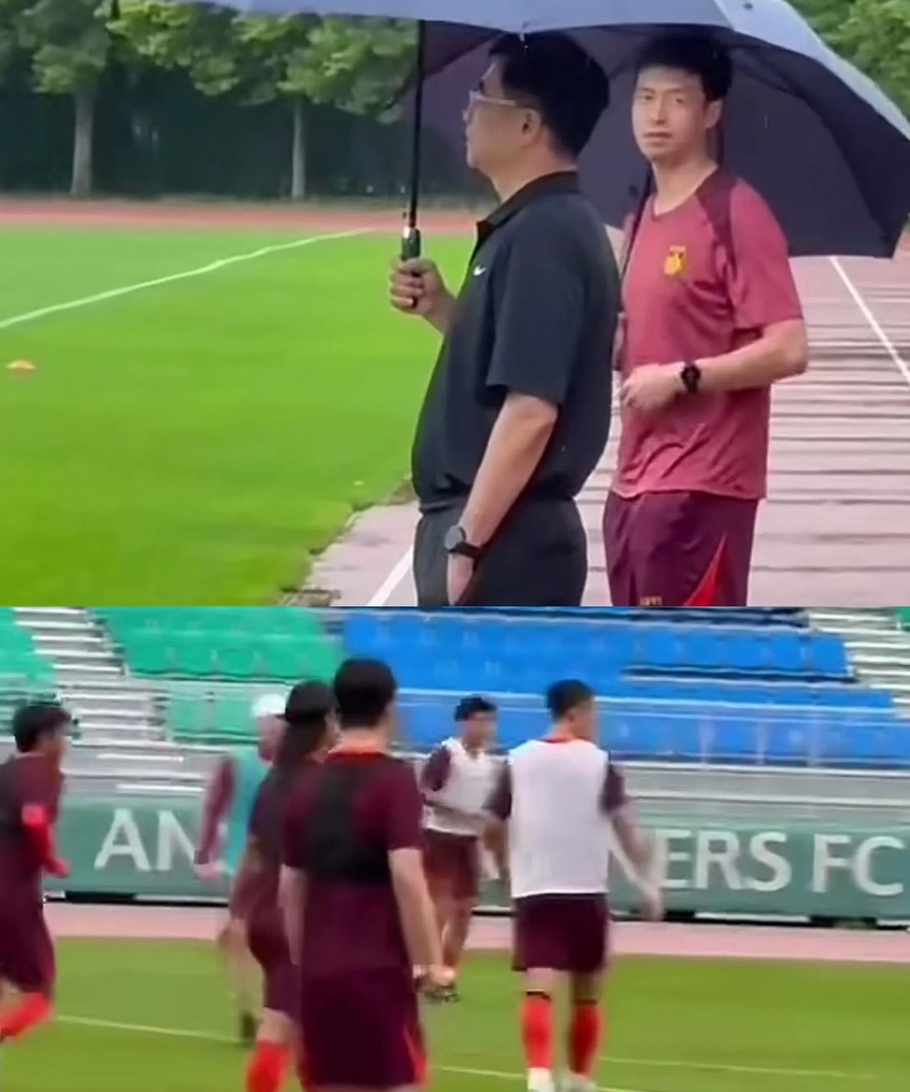 国足雨中训练备战，足协主席现场督导国足雨中训练画面流出，球员们非常认真的在训练