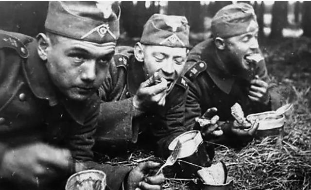 德军最爱的就是匈牙利浓肉汤。尤其喜欢把汤汁熬的像咖喱一样浓稠，然后浇在热气腾腾的