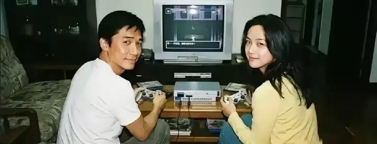 2006年，李安一句“就她了”，把27岁还半温不火的汤唯推到梁朝伟对面。俩小眼睛