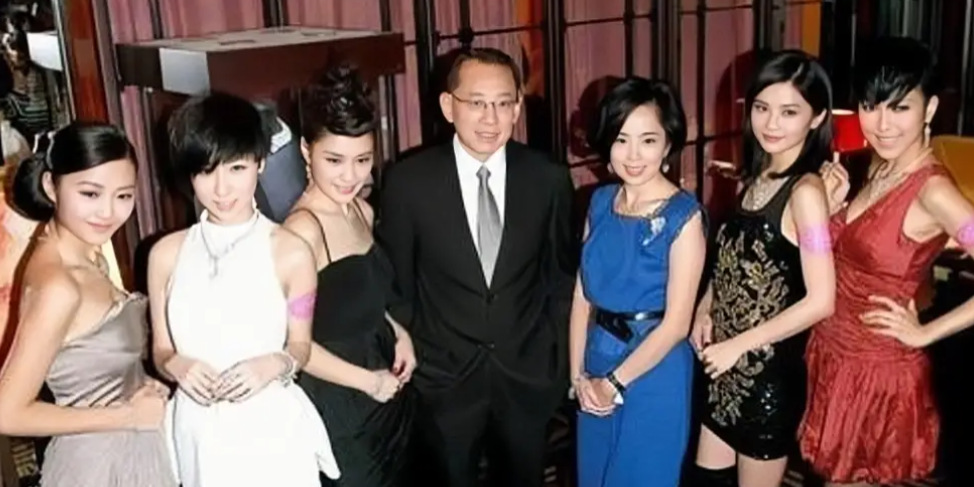 一次，一位“英皇”老艺人爆料：“杨受成躺在花旦的腿上，女生给他喂蛋糕吃。没多