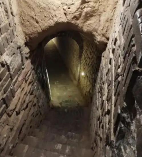 1994年，山西一农户在家里挖地道，本意是想存储点过冬的食物，结果无意发现了一条