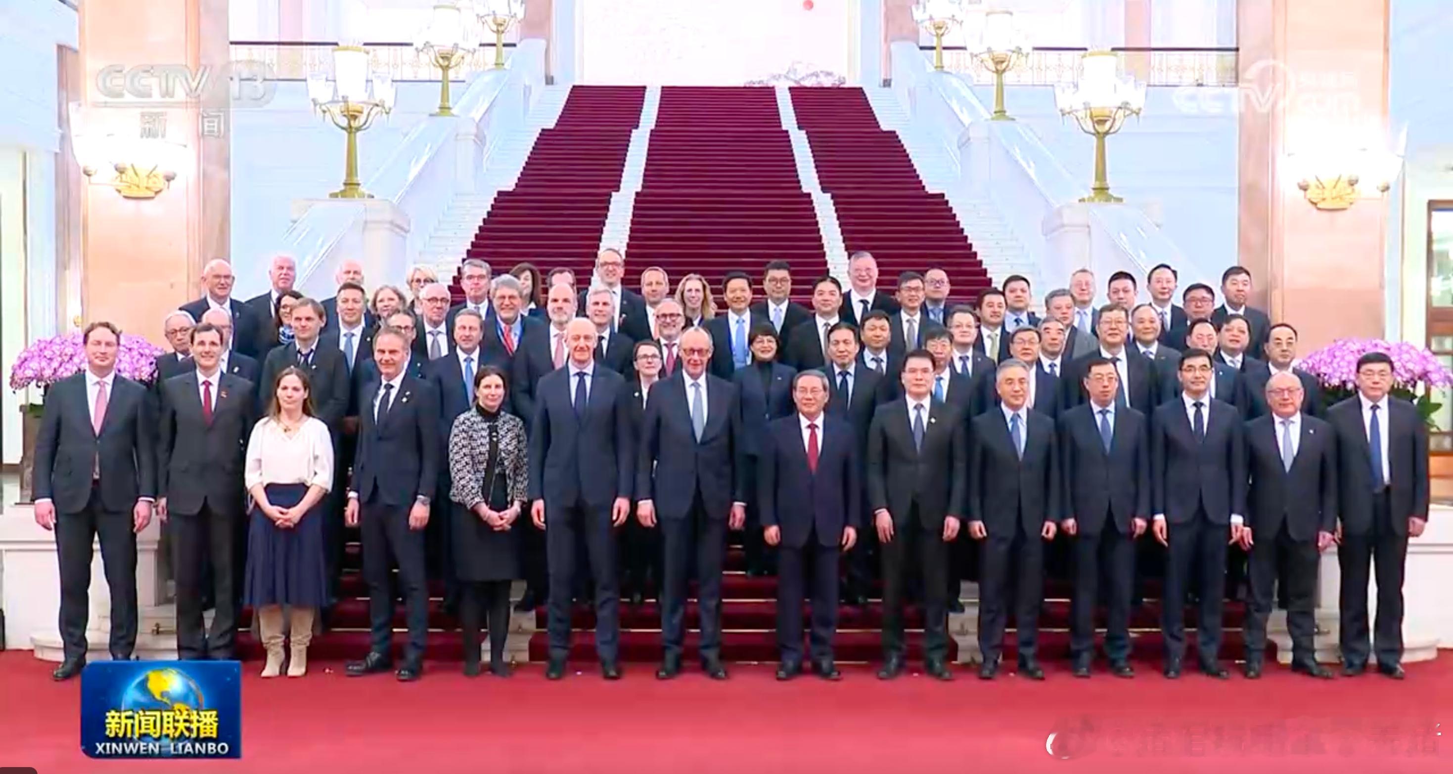 简单聊聊蔚来这次坐上“主桌”！蔚来以及李斌作为中国新势力车企的代表，出席中德经济