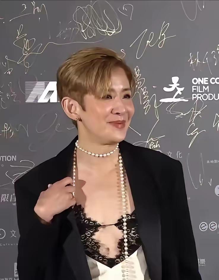 当年吴君如在节目里直接爆料陈妍希玩得很疯。现在看来，吴君如应该后悔了吧。年纪一