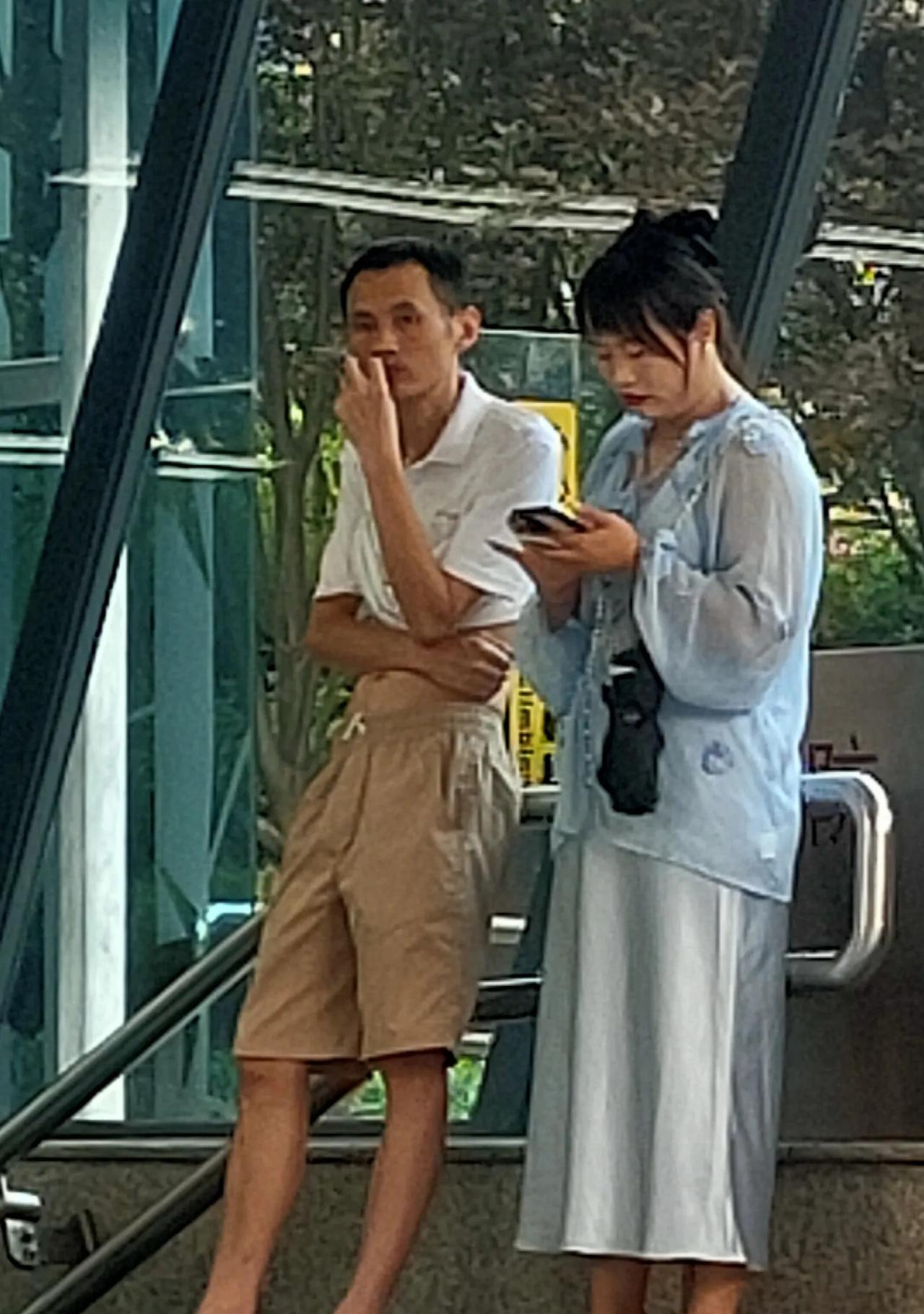 有没有感觉这两口子有一点不般配？男人穿得太老土，女人穿得很时尚。这是一网友在某