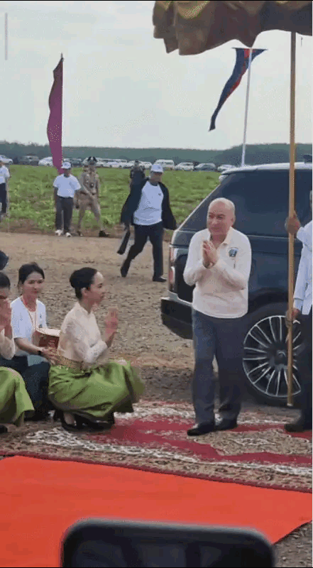 柬埔寨国王西哈莫尼才是顶级权谋玩家，他做的每一步都是无懈可击，让洪森想罢黜他都找