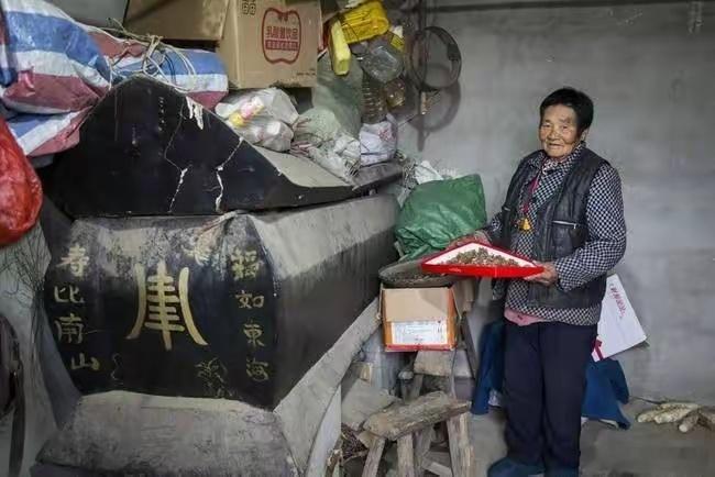安徽农村，当地竟然有给活人打棺材的传统？做好的棺材，放在闲置的屋里，不吉利吧？看