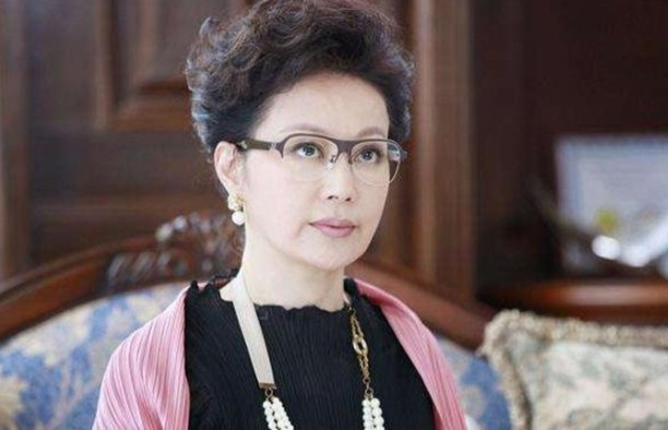 1994年，42岁的尤小刚为了温柔的邬倩倩，和原配妻子田歌离了婚，16年后，邬倩