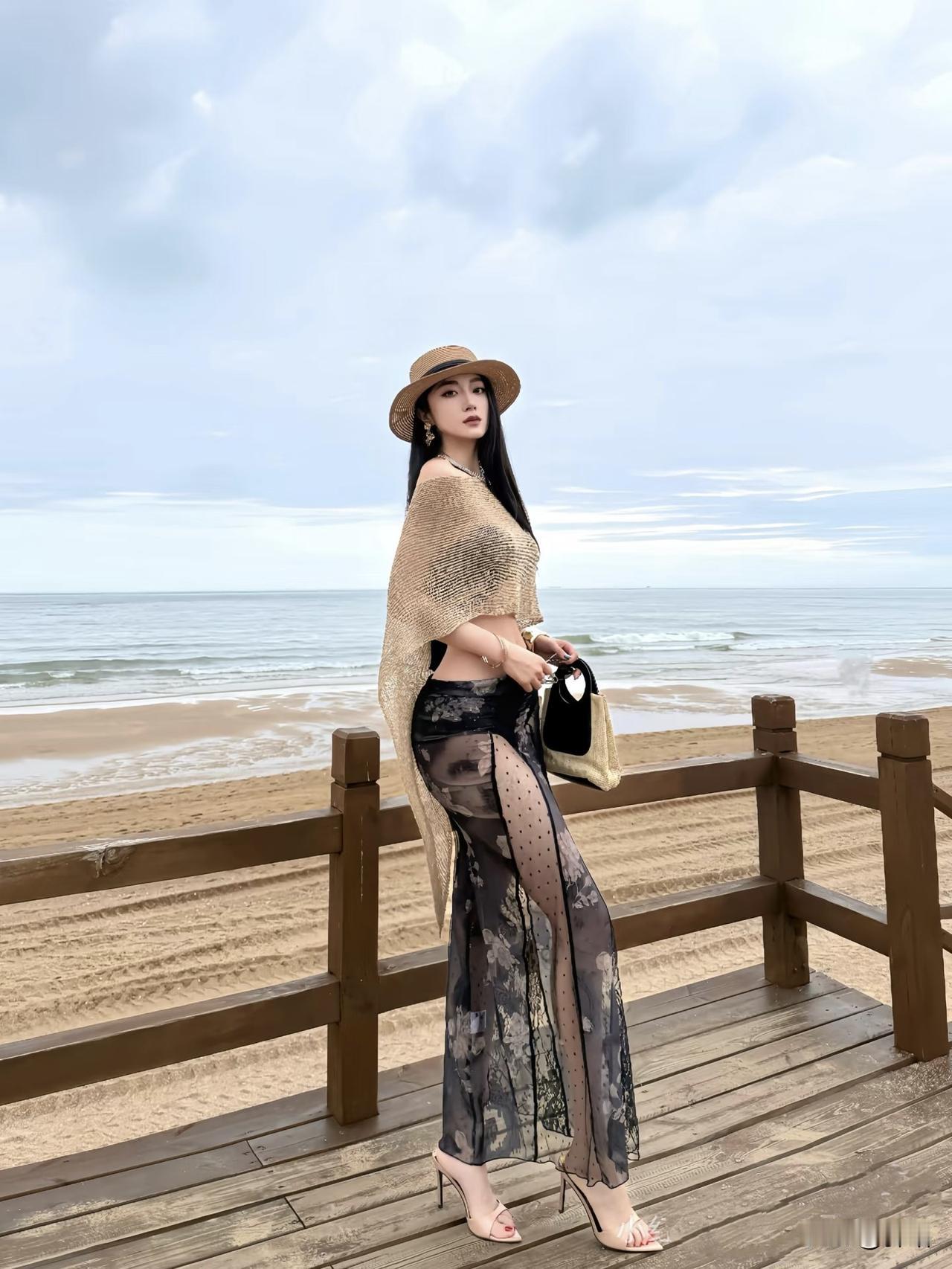 美图欣赏，看图写诗《松屿滩边》松枝斜曳海风轻，纱袂凌波步履盈。帽影