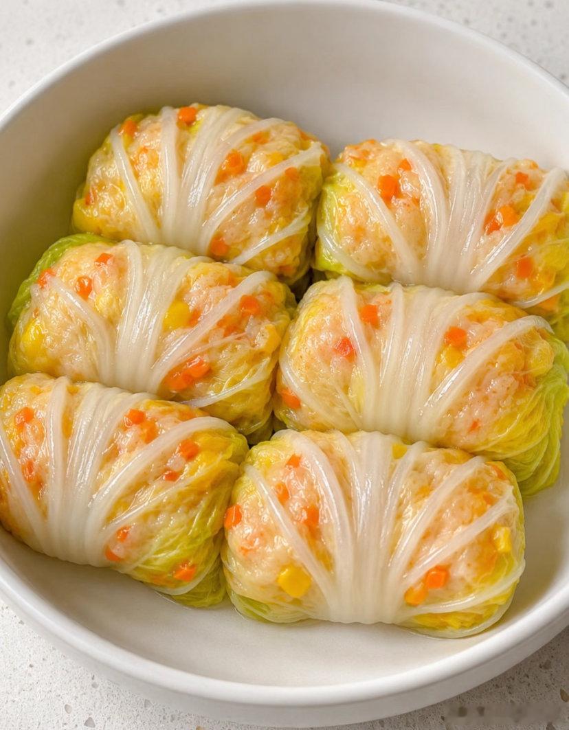 白菜肉卷食材准备主料：白菜叶、虾滑、玉米粒、胡萝卜碎馅料调味：黑胡椒、少许生抽酱