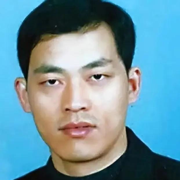 2003年10月，罪犯谢先荣被击毙后痛苦的倒在地上，身上已经失去了生命的体征。法