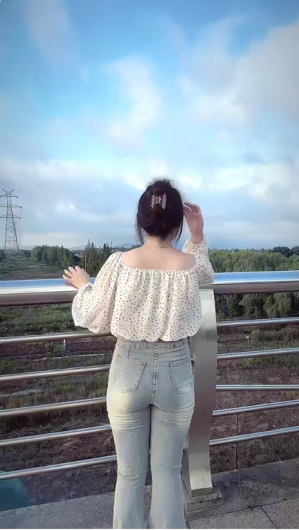 漂亮女孩向远处看去。