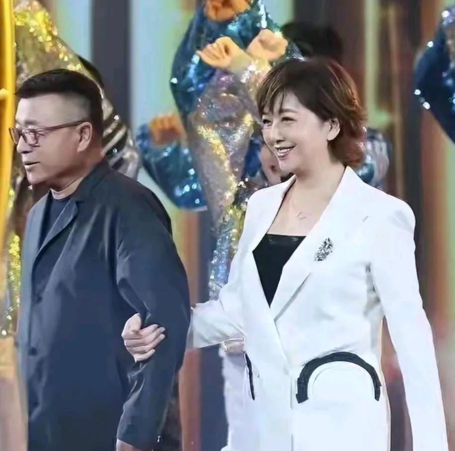 58岁的江珊白西装，配这短发也适合她！越来越显年轻，她是成熟年龄段美！