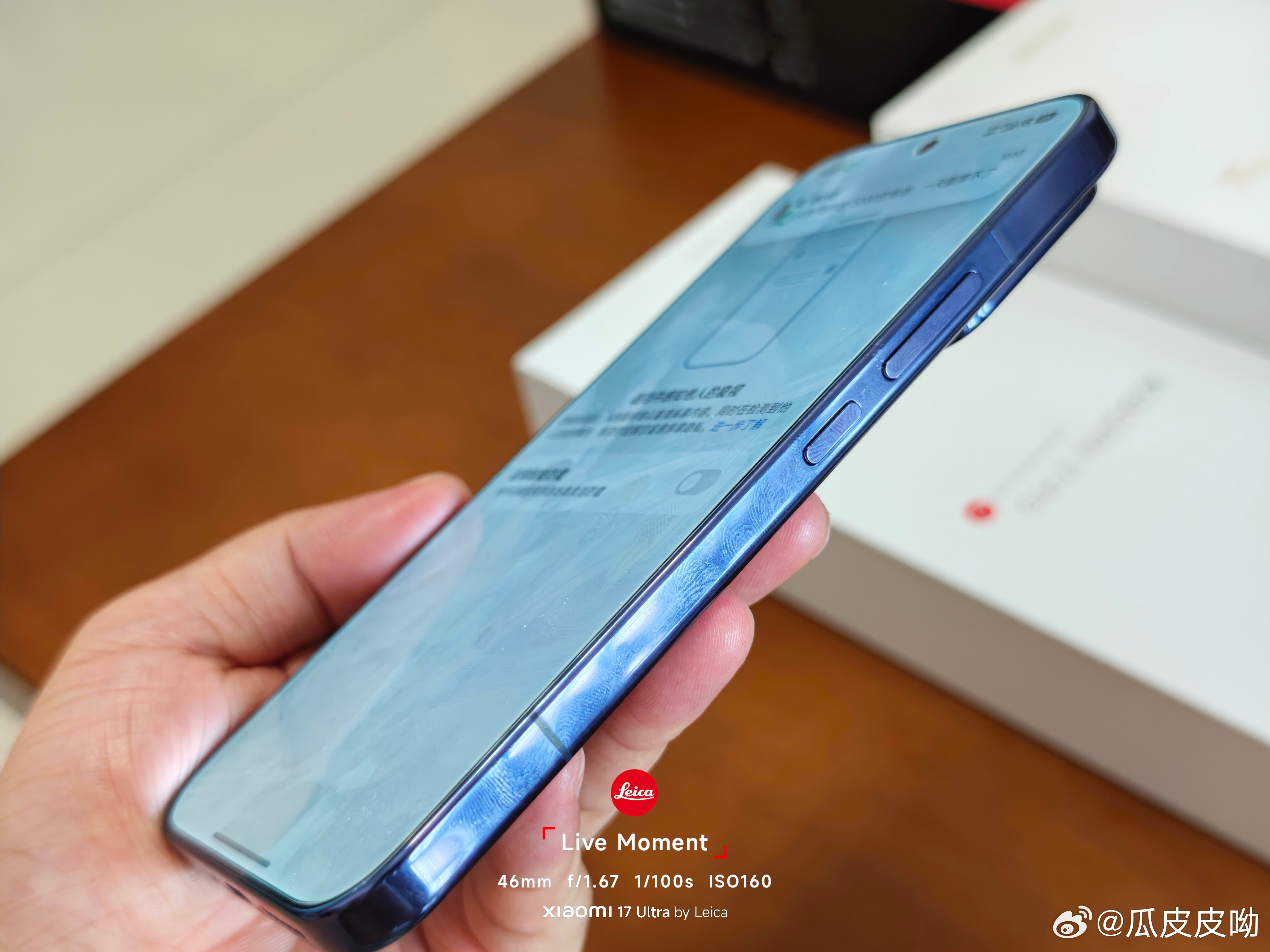 图一没开防窥，图二开了防窥，小米18promax在没开防窥的时候侧边看亮度就已经
