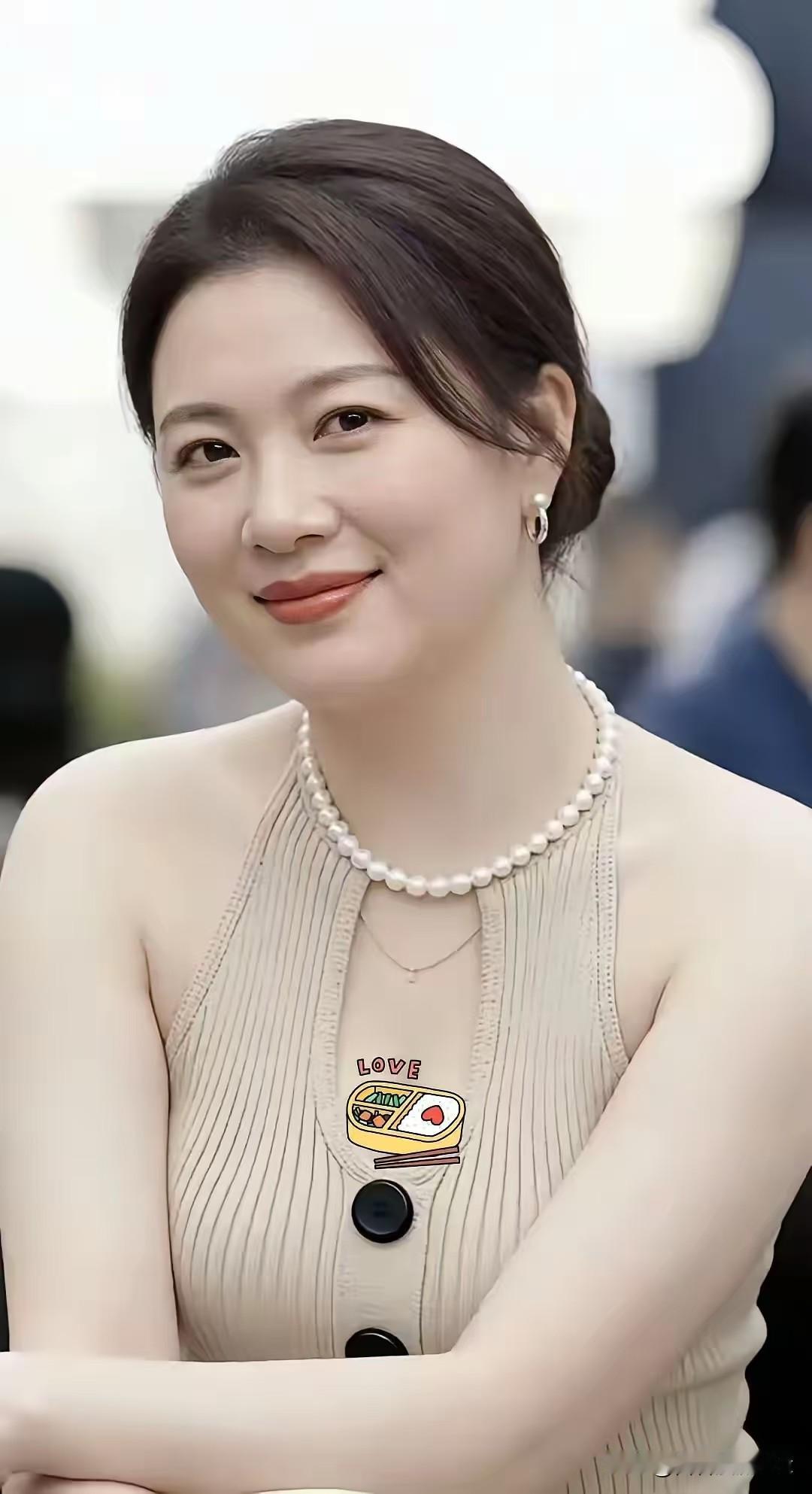 蝶恋花·玉珠妍颈畔珠圆光映暖，素袂轻垂，绾得云鬟软。浅笑低眉风亦缓，温