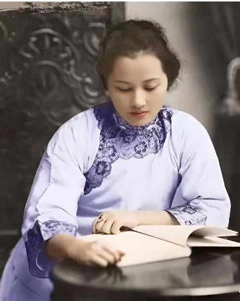这是孙中山的妻子宋庆龄的真实样貌，都看看吧，宋庆龄穿着旗袍，低头看书的瞬间，真的