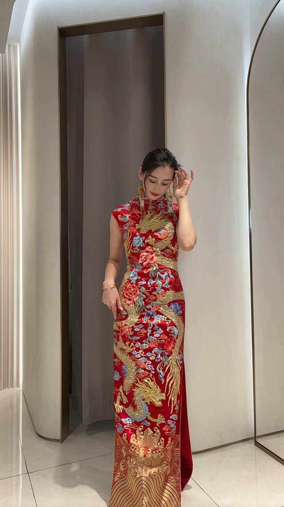 这位美女穿着红色的旗袍，好漂亮！