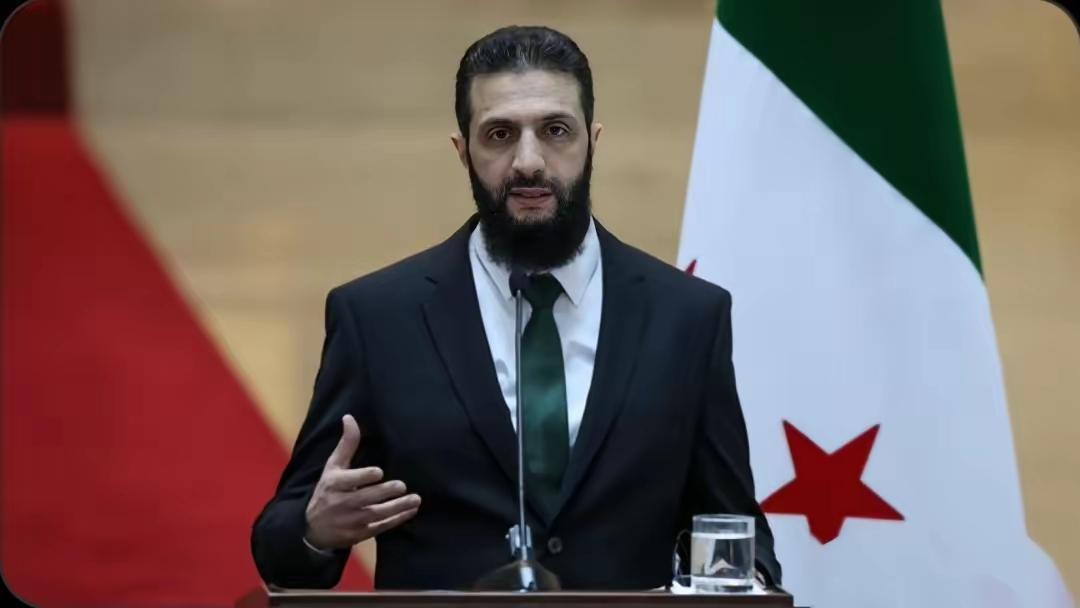 柬埔寨太子集团老板陈志跟叙利亚过渡总统朱拉尼一样，都是人中短，下巴长，下巴有沟。