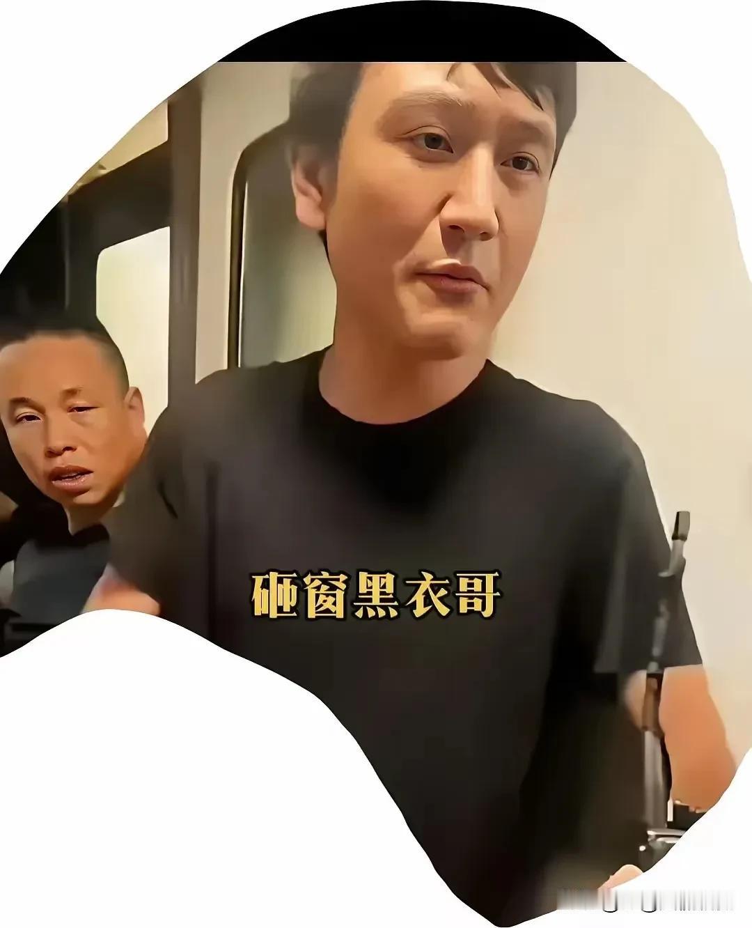 有细心的网友翻出了2019年，成局列车发生事故，有乘客热晕，乘客砸窗透气的消