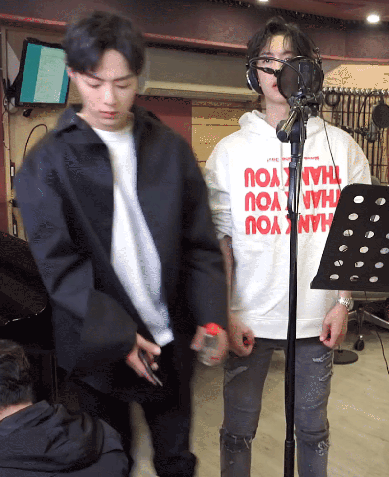 眼睛黏在哥哥身上的小狗