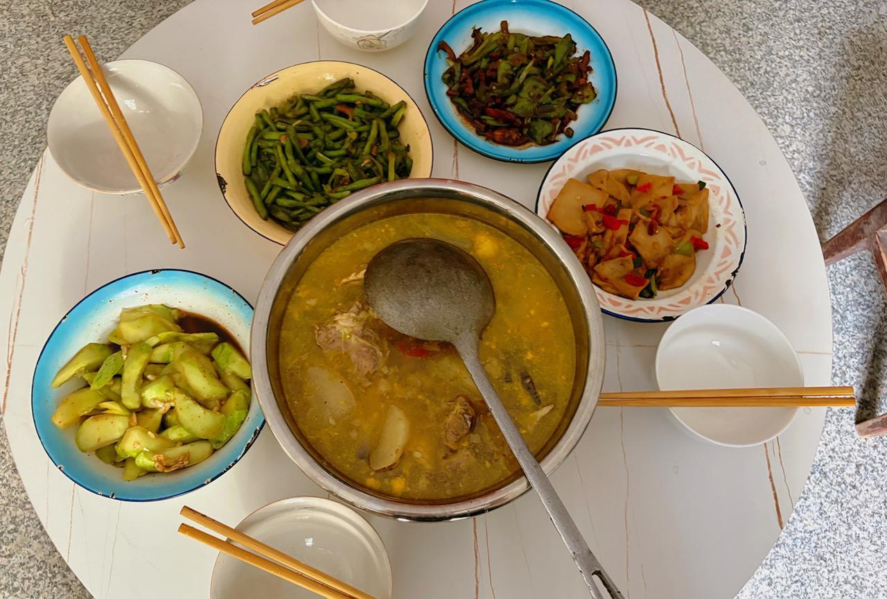 回老家一趟，就吃的这。一只老母鸡，确实是家养的，本来应该原汁原味，结果婆婆加了