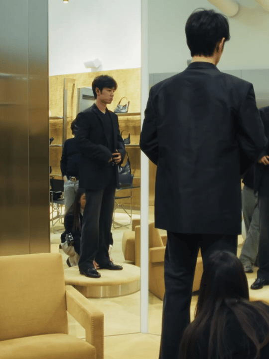 肖战黑色亮面皮革眼前一亮啊！没见过的衣服这身材太顶级了