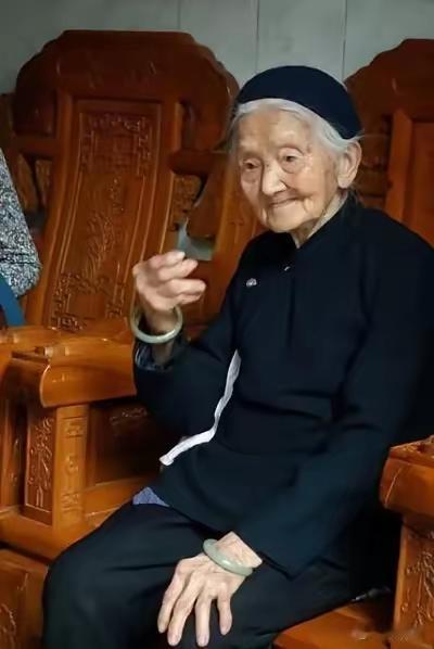 被称为中国长寿之母林蛇母于1月1号于世长辞，享年124岁。老人家生于1902年，