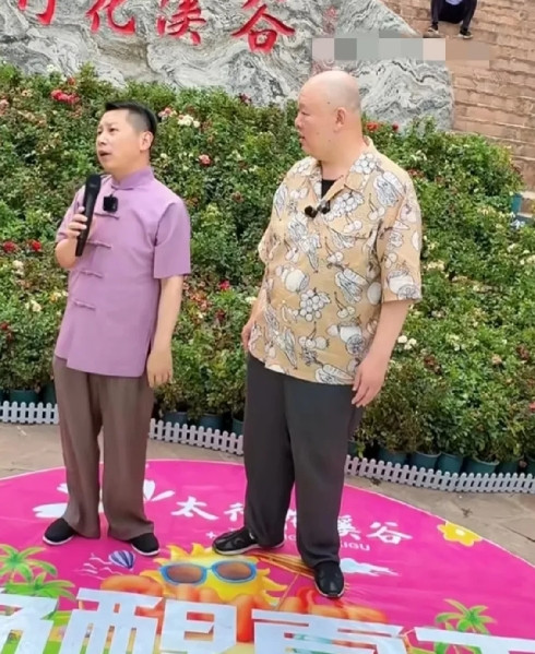 何云伟带着王玥波去景区撂地演出了，有人说这可太惨了，连个舞台桌子都没有，离开德云