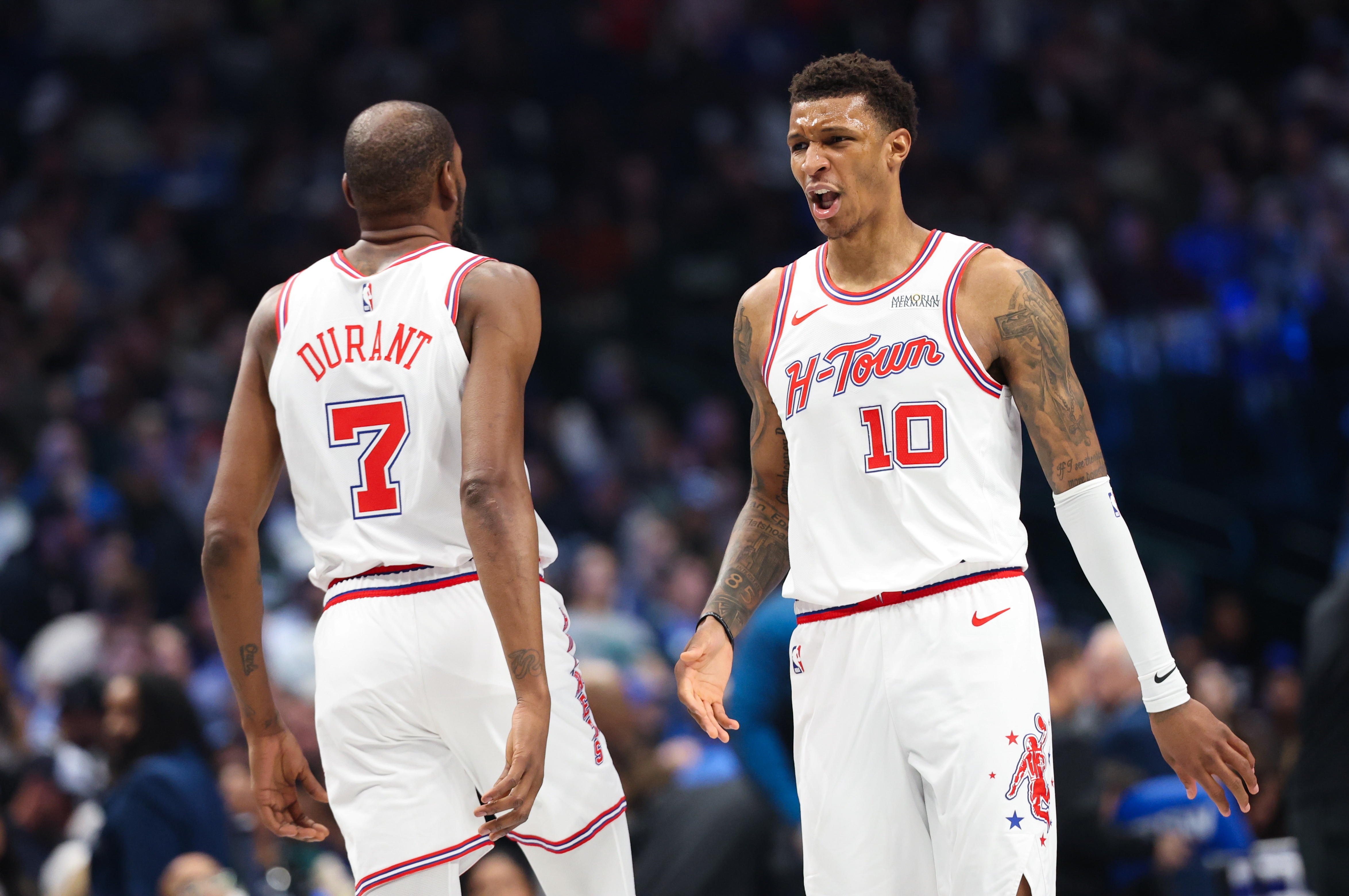 火箭队现在的问题并不是出在老将身上，像是范弗里特、杜兰特、亚当斯，这些其实在很多