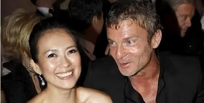 2008年，章子怡成功和大自己14岁、身价47亿美元的vivi订婚，12克拉的钻