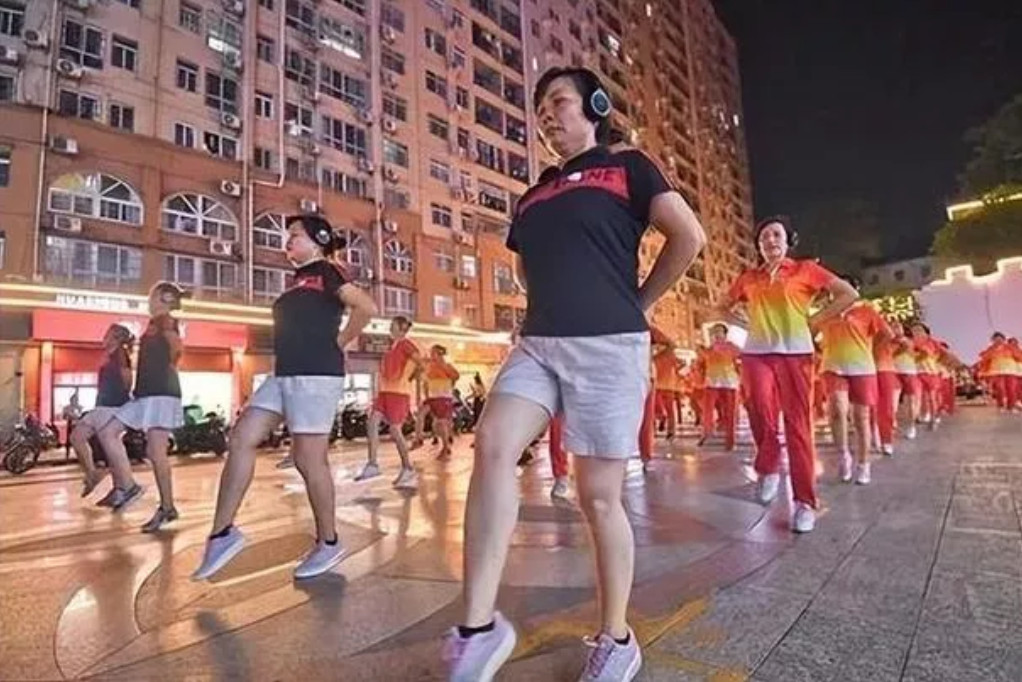 暴走团违法吗？北方城市出现的暴走团，争先直走在道路中间，占用机动车道，市民敢怒