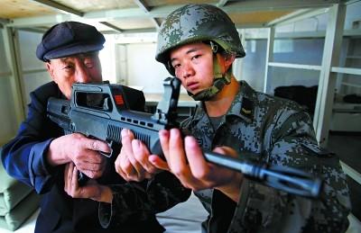 88岁老兵摸95-1步枪，冻掉手指的手在抖，准星却没晃一下。他没说话，只是用指