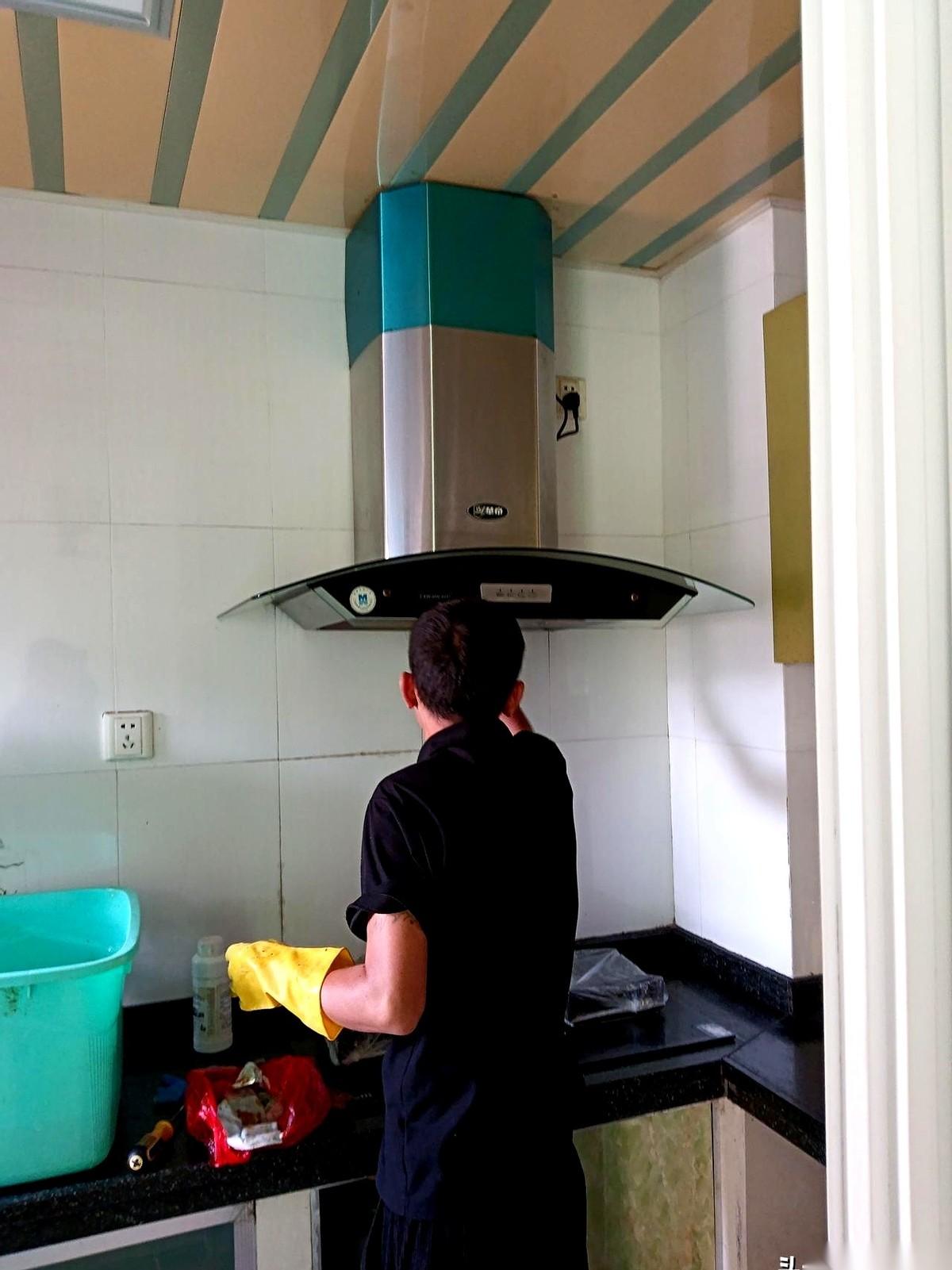 我今天算是见识了，什么叫把别人的时间不当时间。约了师傅11点洗油烟机。好家伙