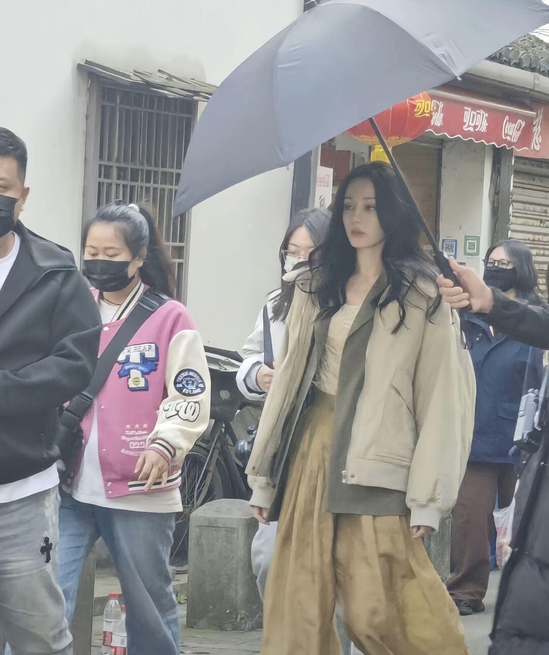 路人镜头下的迪丽热巴第二张，很普通的多人围着远拍，那么小的头，在众人里拔地而起的