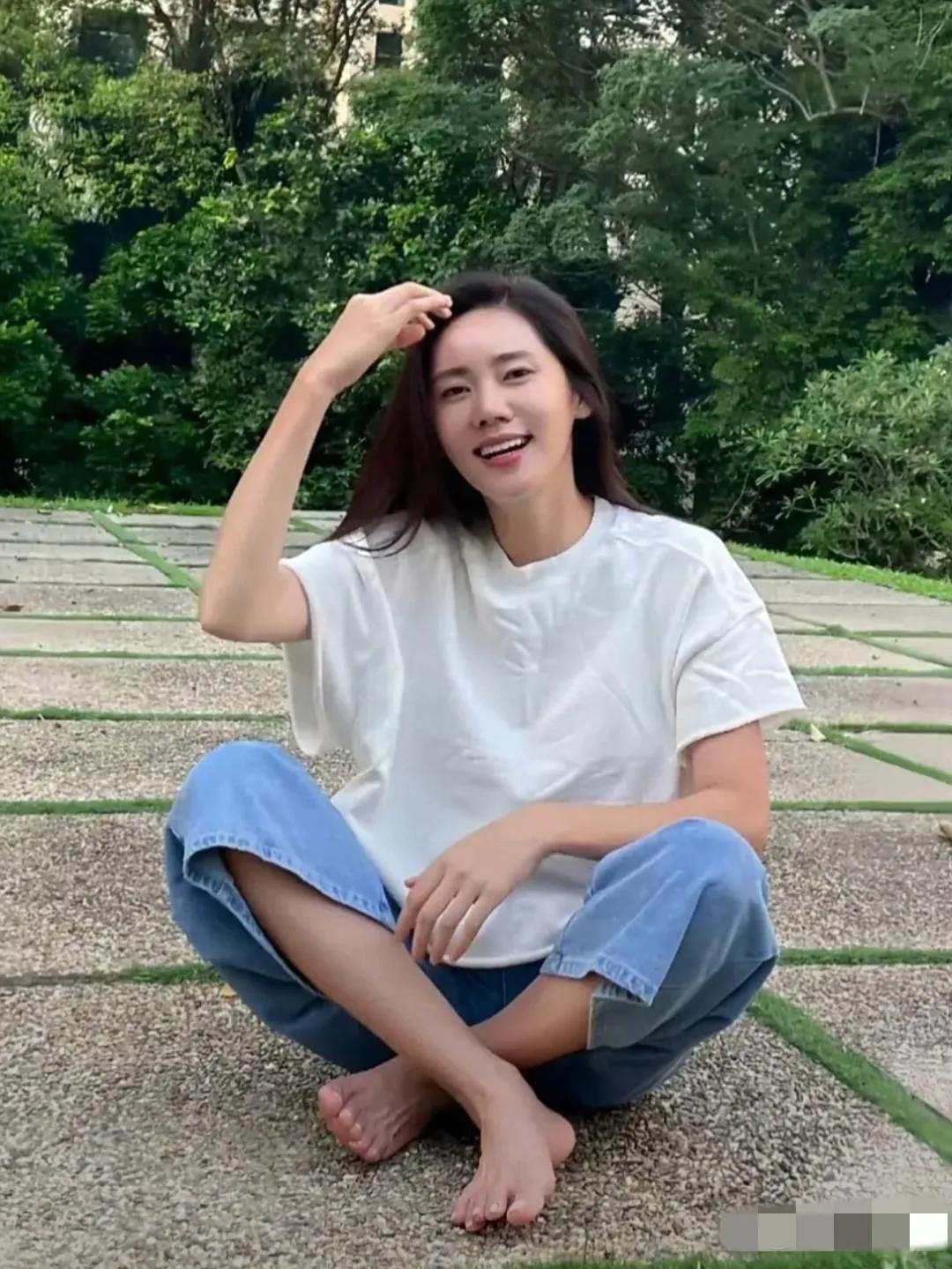 画面中的秋瓷炫胖瘦合度，长发飘飘，眉眼如画，笑靥如花，但这双脚真是与众不同：脚趾