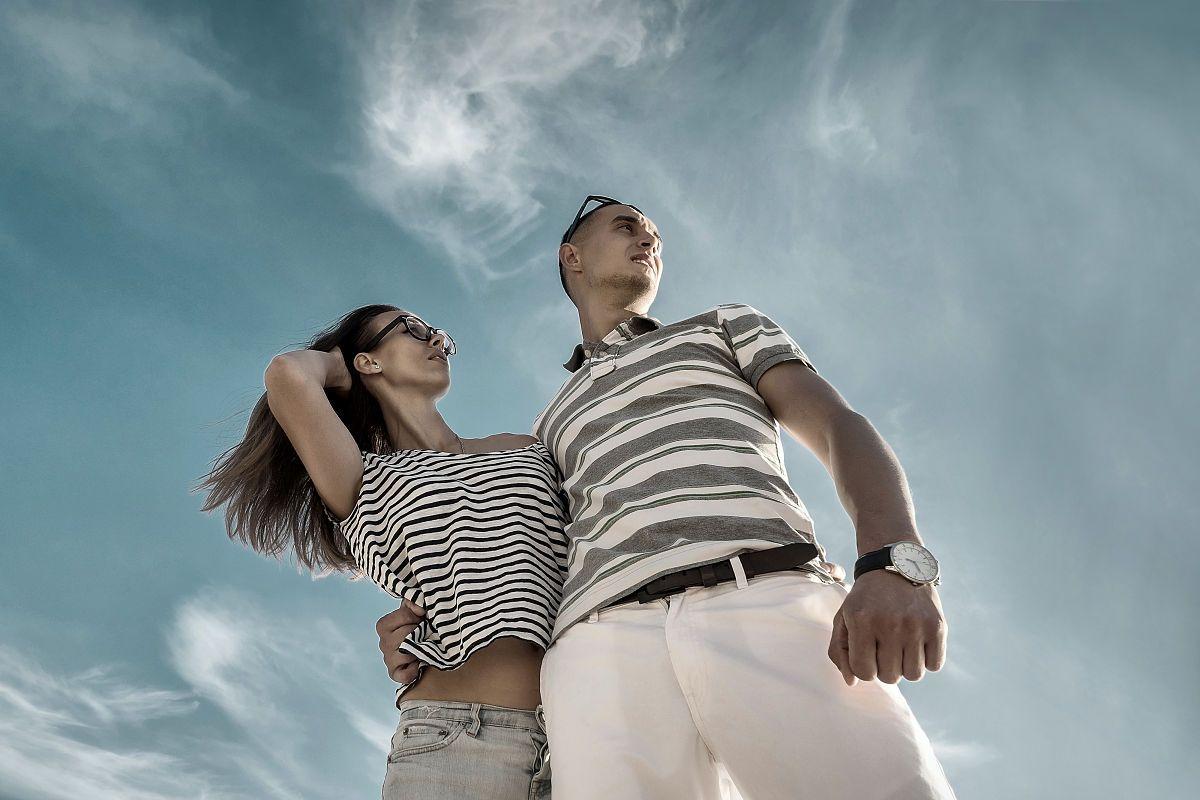 制造愧疚与责任转移。情感操纵的另一个核心策略，是让女人始终处于道德低位，背负不