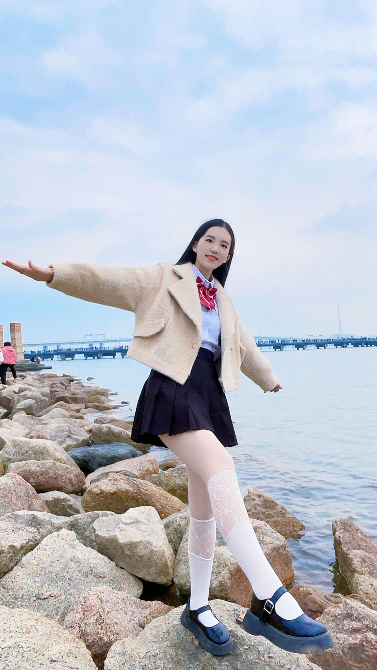 吹吹海风，什么烦恼都没有了，新的一年开开心心美女小腿袜黑丝春节