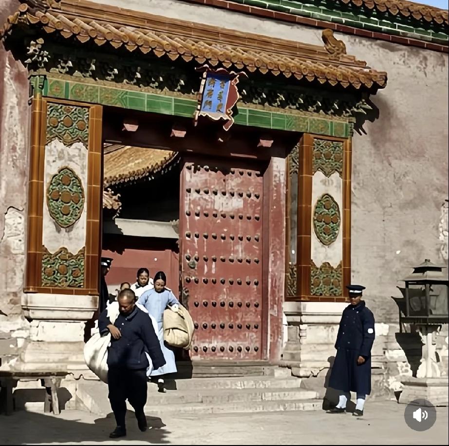 1924年，溥仪搬离紫禁城现场照片，要说冯玉祥也真是不给溥仪面子，半天就给赶走了