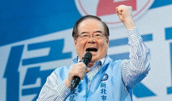 李乾龙这次出来当副主席。很多人说他老了！他用两句古诗回应。一句莫道桑榆