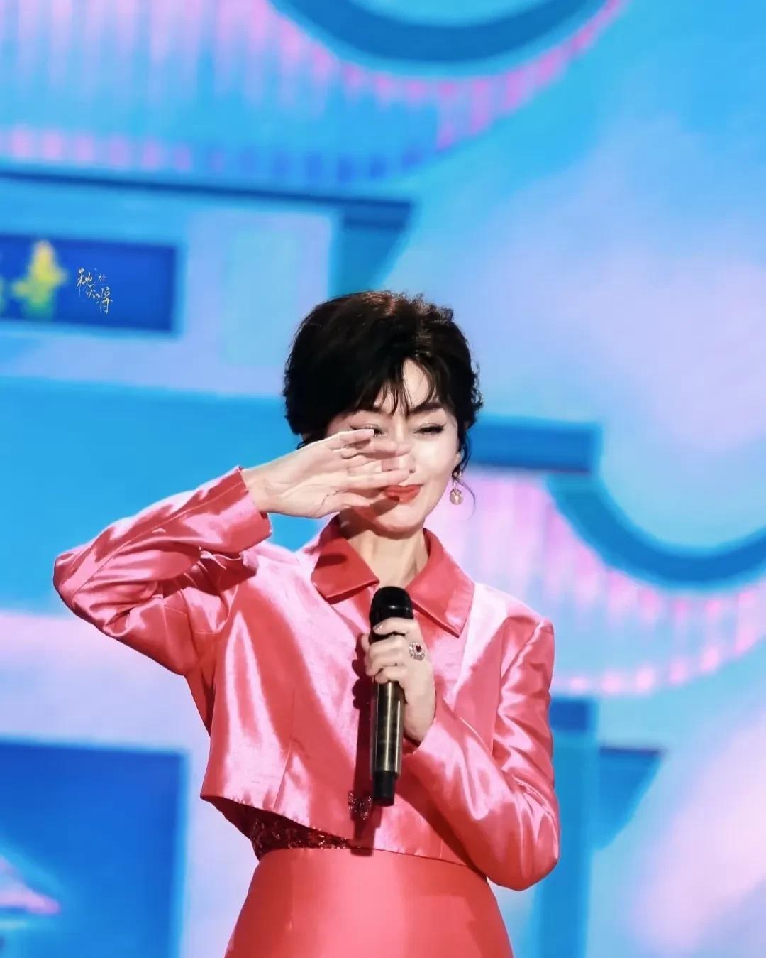 72岁的赵雅芝至今不肯退休的原因，不是因为演艺事业爆火，也不是因为热爱表演，