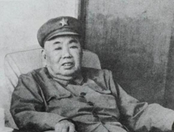 1976年9月，在毛主席的灵堂外，别的委员都进去了，只有许世友进不去，卫兵拦住许