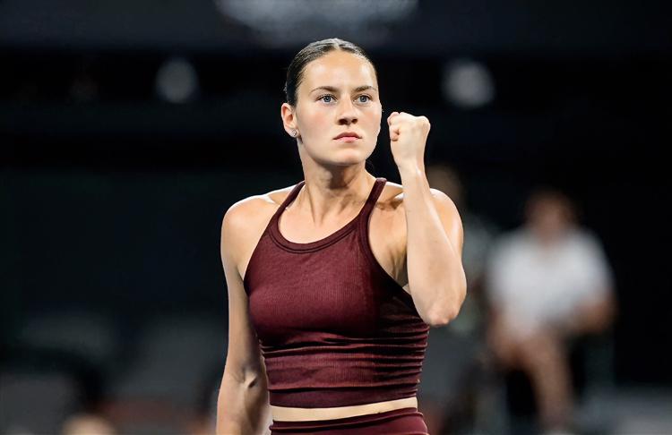 不可思议！！科斯秋克布里斯班一路淘汰各路种子！！先是16进8直落两盘送走阿尼西