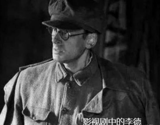 开国上将晚年叹息：别再骂李德是草包了，草地分兵的生死瞬间，是他用身体为中国革命挡