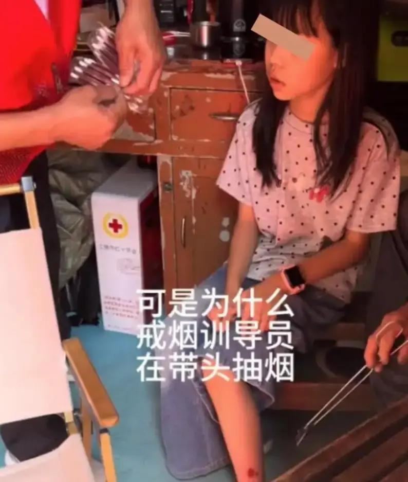 5月5日，江西一女子带着女儿去龟峰游玩，期间孩子腿被刮伤，带着女儿到医护站，大叔