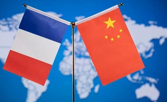 法国就是欠揍的命，挨了美国的巴掌，却拿中国说事，不愧为“二皮脸”。请看法国的