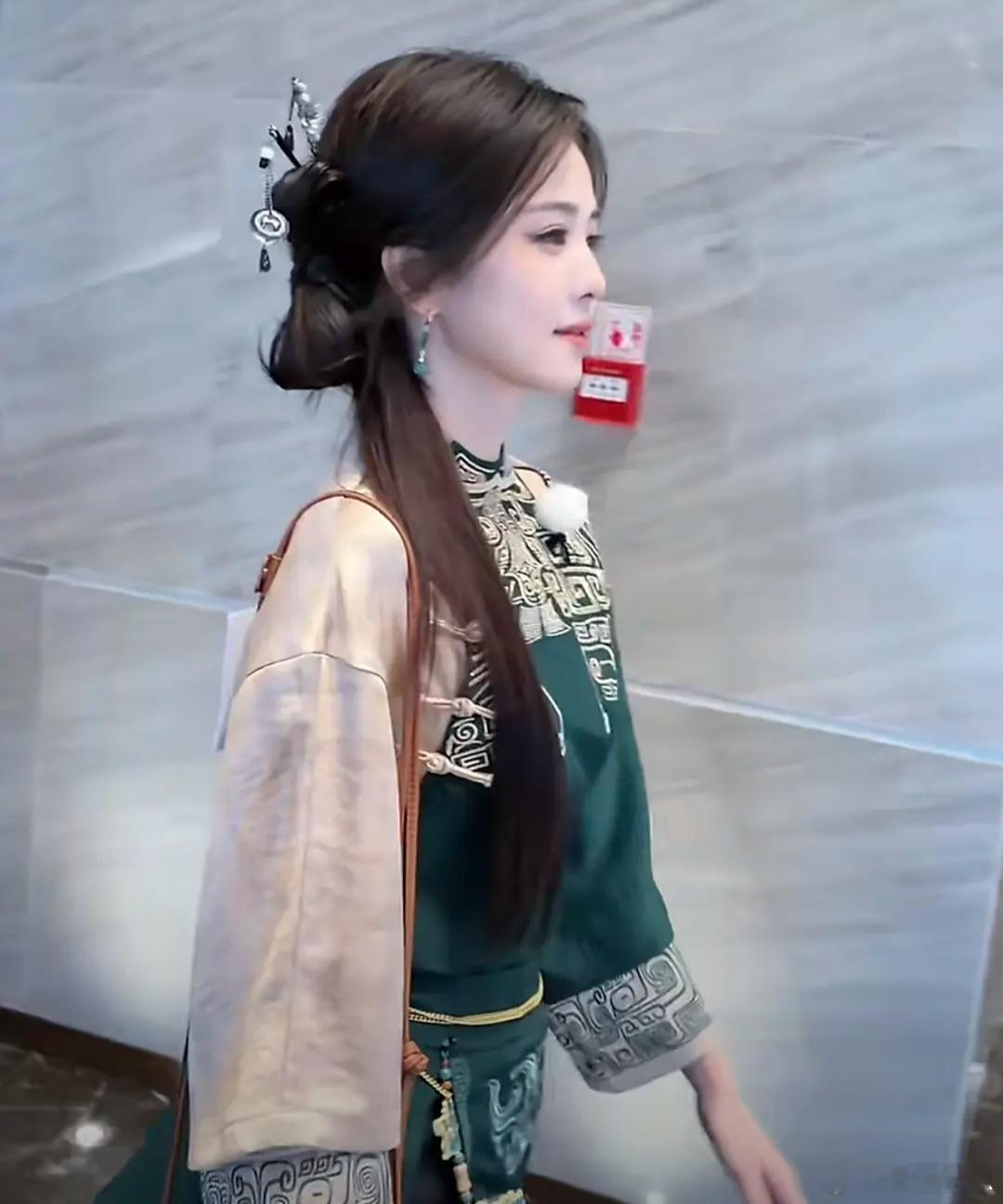 白鹿不愧是花重金专门找了化妆师跟妆，确实不一样