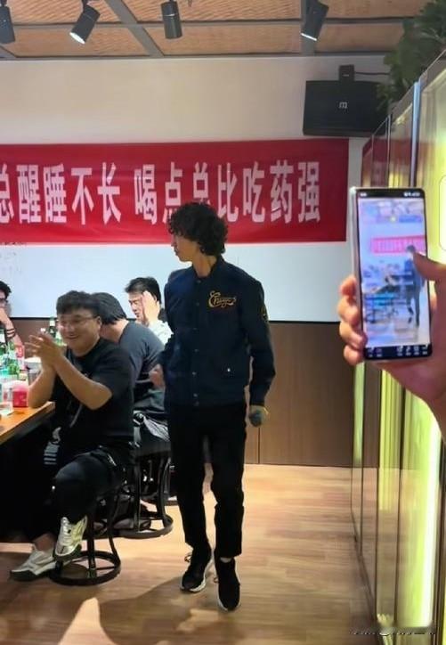 国际巨星庞麦郎回汉中老家了，应邀去某烧烤店周年庆演出，现场演唱《我的父亲是瓦匠》