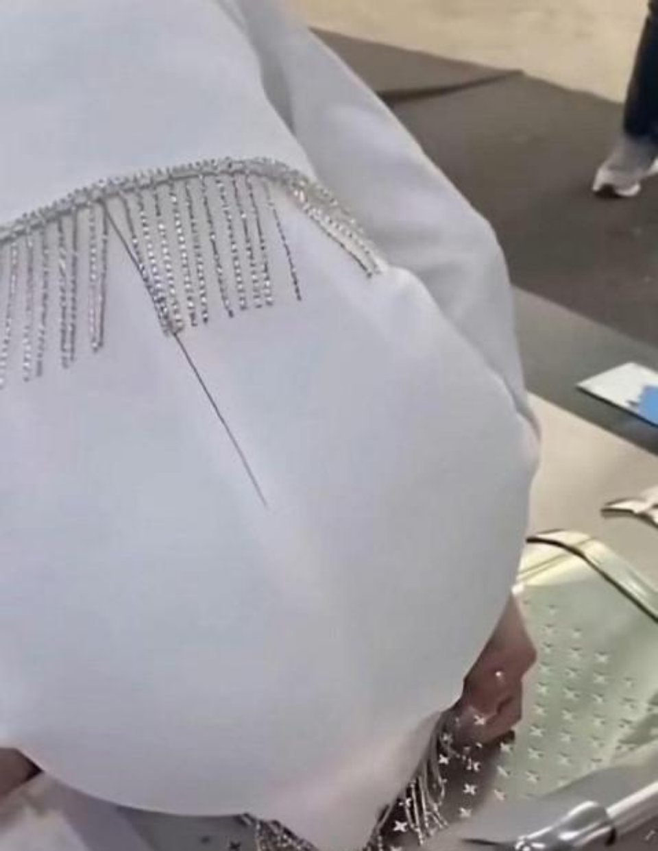 这衣服和这椅子谁设计的这回可尴尬了