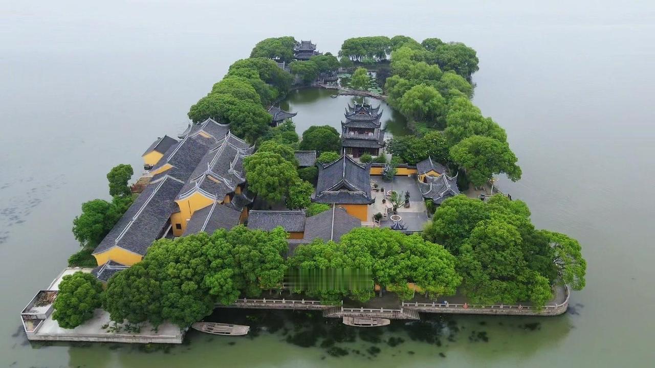 在苏州吴江同里湖的308公顷湖面上，藏着一座隐世小岛——罗星洲。这里以烟雨景观闻